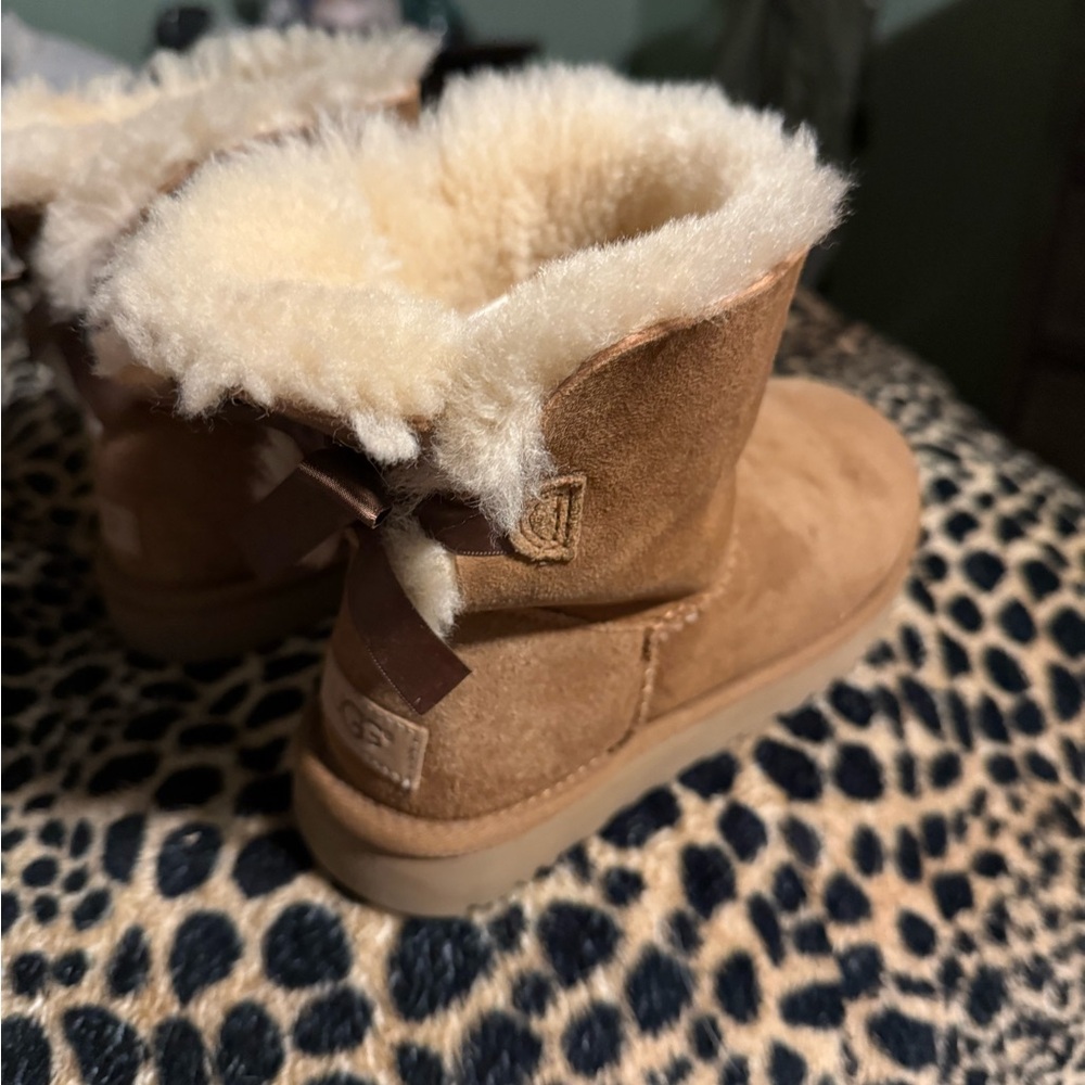 Ugg Bailey bow size 7 - Picture 2 of 5